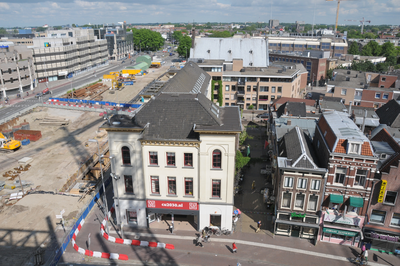 821336 Gezicht op het pand Vredenburg 40 (Infocentrum Stationsgebied) te Utrecht, vanaf het in aanbouw zijnde ...